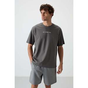 เสื้อยืดผ้าฝ้ายทรงโอเวอร์ไซส์สีเทาเข้มสำหรับผู้ชาย ยี่ห้อแอร์ จอนส์ ผิวสัมผัสหนาพิเศษพร้อมลายพิมพ์ รุ่น 88364 - Product Image 1