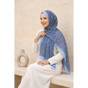 ผ้าพันคอซาตินหรูหรา โนรา สีฟ้าอ่อน รุ่นยาวพิเศษ พร้อมลายพิมพ์ดีไซน์เนอร์แบบทรอปิคอลและลายตัวอักษร สำหรับฤดูใบไม้ผลิและฤดูร้อน - Product Image 1