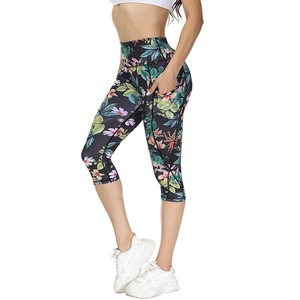 Leggings Capri de cintura alta tropicales personalizados para mujer Pantalones de Yoga de secado rápido con bolsillos para control de barriga y cierre de cintura elástica - Product Image 1