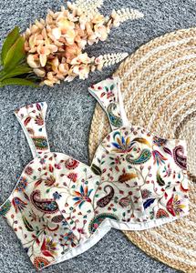 Blusa con bordado de zari y lentejuelas con estampado en posición Blusa con diseño de espalda abierta con detalle de huk Cuello en V de estilo moderno - Product Image 5