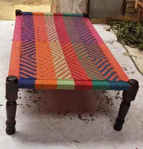 Deux charpais à affichage vertical avec des tissages à motifs brillants : vert/rose et rouge/jaune, à prix de gros. - Product Image 2