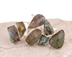 Bagues en laiton pour hommes faites à la main avec pierres précieuses de labradorite brute bijoux en pierre d'argent plaqué rhodium cristaux en gros - Product Image 6