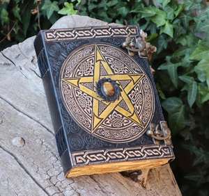 Funda de cuero genuino, diseño con pentagrama grabado a mano con un centro de piedras preciosas, estilo gótico, pagano, Wicca, medieval. - Product Image 3