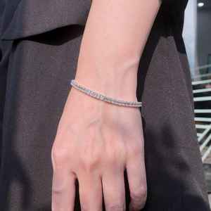 กำไลข้อมือเพชรโมอิสซาไนต์ทรงเหลี่ยมสีเขียวมรกตแบบไม่มีสี  ทำจากเงินแท้ 925 ประดับเพชรเต็มวง  ผลิตโดยผู้ผลิตเครื่องประดับหรูหรา ราคาถูก - Product Image 2