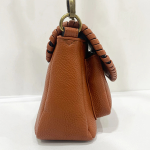 Bolso bandolera vintage de cuero genuino para mujer, diseño con solapa marrón, correa única, para uso diario. - Product Image 4
