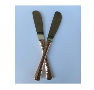 Cuchillo de mantequilla de acero inoxidable Cuchillo esparcidor de queso Mango martillado de cobre Proveedor mayorista de cena - Product Image 1
