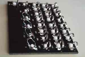 Juego de 31 Piezas de Pinzas de Goma para Dientes de Acero Inoxidable, Certificación MOL, con Bandeja Negra - Product Image 2