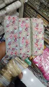 Floral sur mesure brodé en quatre options de couleur avec paillettes fonctionne en 1.25 pouces de largeur et pour la revente - Product Image 3