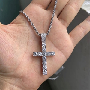 Nuevo colgante de Hip Hop cruzado de último estilo en plata de ley 925 y completamente tachonado con diamantes de moissanita de corte brillante redondo - Product Image 1