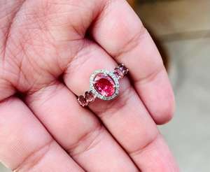 แหวนค็อกเทลแบบมินิมอลสำหรับผู้หญิง ประดับพลอยรูบี้ไลท์ธรรมชาติทรงเหลี่ยมเจียระไนแบบเพชร ตัวเรือนเงินแท้ 925 ชุบโรเดียม ฝังแบบหนามเตย - Product Image 4