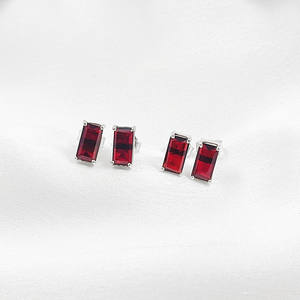Boucles d'oreilles clous en argent sterling avec pierre précieuse grenat baguette - Bijoux de naissance en gros - Product Image 1
