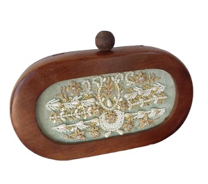 Bolso de mano de madera con bordado hecho a mano de diseño para mujer, bolso de boda de LUXURY CRAFTS - Product Image 1