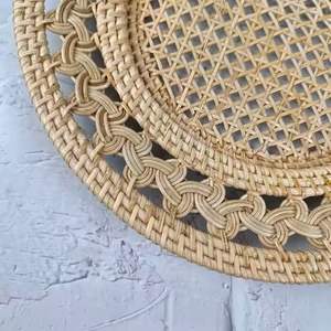 Chargeur en rotin fait main aux couleurs personnalisées, assiette de service ronde décorative durable, légère et écologique du Vietnam - Product Image 1