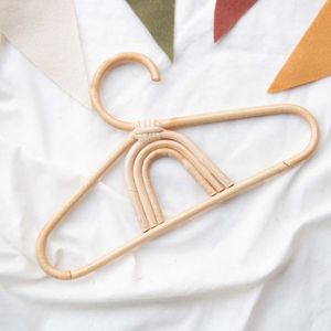 Nouvelle arrivée tissé à la main tenture murale Design rétro crochets muraux en osier naturel Boho bébé vêtements rotin cintre pour pépinière au Vietnam - Product Image 6