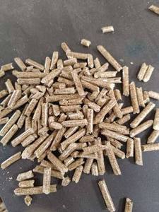 Pellets de bois de chêne et de pin Briquettes 6mm Bûches de bois de chauffage Emballées en sac Vente directe +27739729209 - Product Image 5