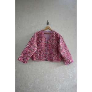 Chaqueta Rosa de Algodón con Estampado Floral, Acolchada, con Botones y Cuello en V, Estampado a Mano, Reversible, Ecológica, Ropa Étnica de Invierno - Product Image 2