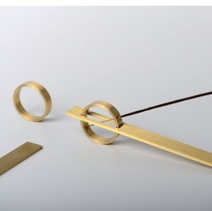 Porte-bâton d'encens en métal doré design floral brûleur d'arôme en laiton de luxe autel de table moderne déco accessoire de méditation fait main - Product Image 4