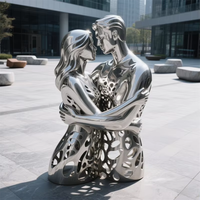 Sculptures métalliques abstraites représentant un couple dans un étreinte ou une danse passionnées et émouvantes, transmettant un sens dynamique et une connexion émotionnelle.