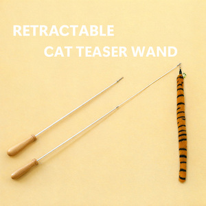 <span class=keywords><strong>Jouet</strong></span> interactif pour <span class=keywords><strong>chat</strong></span>, baguette à <span class=keywords><strong>chat</strong></span> à succès avec queue en peluche remplaçable, tige flexible extensible, poignée en bois et clochette - Product Image 3