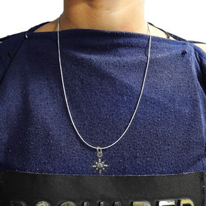 Colgante encantador en forma de estrella delicada con rodio negro elaborado a partir de Plata de Ley 925 conjunto pavimentado colgante bohemio en forma de estrella de diamante - Product Image 2