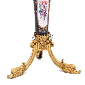 โต๊ะข้างทรงกลมพอร์ซเลนสีน้ำเงินหรูหรา พร้อมลวดลายดอกไม้เพ้นท์มือและตกแต่งด้วยทองเหลืองประดับอย่างงดงามสำหรับตกแต่งพระราชวัง - Product Image 2