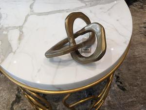 Sculpture de table en métal doré de luxe, artisanale, élément décoratif parfait pour le style de bureau ou de salon, en provenance d'Inde - Product Image 2