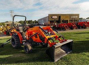 Tractor de Ruedas Usado Massey Ferguson GC1725 4WD con Bomba y Rodamiento, Motor Cummins de 185HP - Tractor Agrícola en Venta - Product Image 3