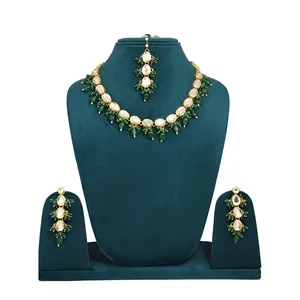 Ensemble de collier en perles vertes Kundan Meenakari plaqué or 24 carats en acier inoxydable pour les mariages et les bijoux de mariée raffinés - Product Image 1