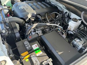 SUV de luxe 4x4 d'occasion 2018 à vendre, 5.7L avec différentiel central verrouillable, entièrement équipé et peu modifié - Product Image 5