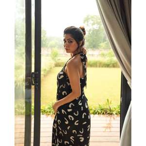 Robe longue noire imprimée pour femme, col en V, manches évasées, taille naturelle, fluide, style bohème décontracté, idéale pour les vacances - Product Image 3