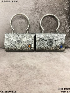 กระเป๋าคลัทช์ทองเหลืองโบราณหรูหราได้รับแรงบันดาลใจจากวินเทจสำหรับสุภาพสตรีสไตล์โมเดิร์น - Product Image 3