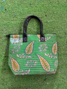 Sac de transport en coton Kantha vintage fait à la main avec fermeture à glissière Design patchwork pour la saison d'automne pour l'été et l'hiver - Product Image 2