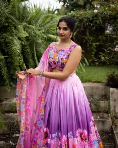 ผ้าชินอนระดับพรีเมียมลายดอกไม้ผู้ผลิตแฟชั่นสำหรับผู้หญิงยี่ห้อ Lehenga choli จาก surat ในอัตราที่ต่ำที่สุด - Product Image 6