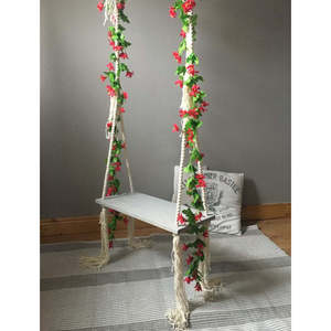 Balançoire en bois suspendue de style rustique en macramé, mobilier d'extérieur traditionnel pour salon ou plage, balançoire d'arbre en métal - Product Image 1