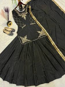Kurta Lehenga Negra de Seda en Tendencia, Estilo Indio-Pakistaní con Lentejuelas y Bordado Zari, para Bodas, Fiestas y Eventos Tradicionales, Ropa Femenina - Product Image 3