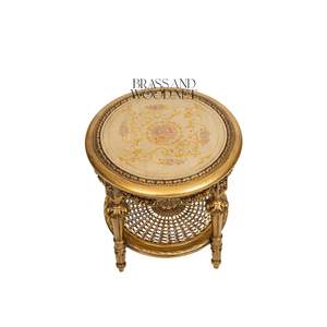 โต๊ะกาแฟทรงกลมหรูหราพร้อมท็อปลายดอกไม้เพ้นท์มือและโครงแกะสลักสีทองประณีตพร้อมชั้นวางตาข่ายสำหรับการตกแต่งภายในสไตล์คลาสสิก - Product Image 1