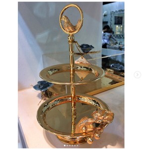 Soporte de pastel decorativo redondo de diseño fantástico Soporte de pastel de metal dorado de 2 niveles de alta calidad con mango y acento de pájaro Precio de fábrica - Product Image 1