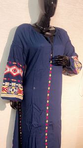 Robe courte d'été bohème en coton biologique Robe à manches ballons grande taille brodée Robe blanche et bleue avec broderie - Product Image 4