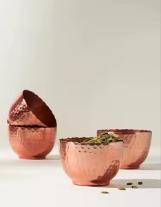 Bol en cuivre élégant avec une texture lisse, parfait pour les espaces de restauration modernes, ajoutant du style et de la beauté à la présentation de la table - Product Image 3