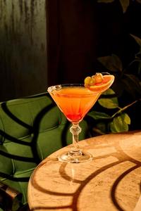 Magnifiques verres à vin en verre rose personnalisables rehaussent les célébrations en faisant de chaque moment un moment spécial et intentionnel. - Product Image 5