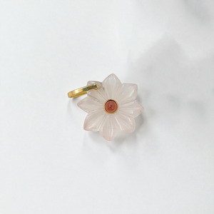 Colgante de Piedra Preciosa de Cuarzo Rosa Natural Tallada en Flor con Centro de Ónix y Base de Plata de Ley Chapada en Oro, Joyería Fina al por Mayor - Product Image 1