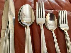 ชุดเครื่องใช้บนโต๊ะอาหารสแตนเลส12ชิ้นพร้อมด้ามจับชุบทองที่ทันสมัยเหมาะสำหรับการรับประทานอาหารที่หรูหราและการใช้งานในชีวิตประจำวัน - Product Image 3