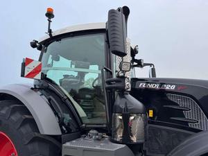Potente Tractor Fendt 828 VARIO 2018 - Tractor 4x4 de Alto Rendimiento de 140 HP para Operaciones Agrícolas Versátiles, Mejor Precio al por Mayor - Product Image 3