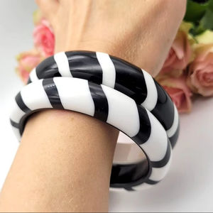 Bracelets en résine de créateur classique avec touche métallique pour les saris traditionnels et les kurtis à la côte la plus basse par AALIYAN IMPEX - Product Image 1