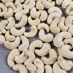 เม็ดมะม่วงหิมพานต์ Kaju badam W320เมล็ดมะม่วงหิมพานต์ซานติโกบรรจุฉลากส่วนตัว - Product Image 1