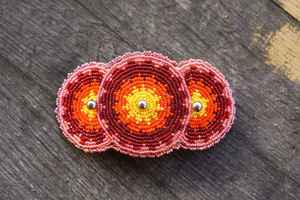 Pince perlée décorative avec broderie à la main - Product Image 1