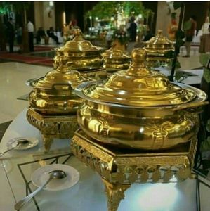 Plato de frotamiento de acero inoxidable duradero con acabado dorado Ideal para eventos al aire libre, banquetes y celebraciones formales - Product Image 1