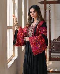 Mujer elegante con vestido negro tradicional con chaqueta Balochi bordada en rojo brillante y rosa con intrincado - Product Image 3