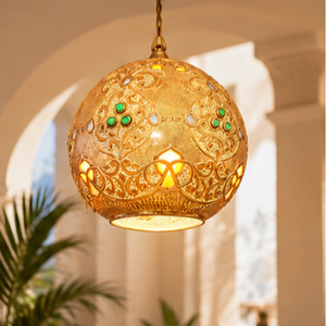 Lanterne marocaine artisanale en laiton doré avec gravures florales complexes et accents de pierres précieuses colorées – Luminaire suspendu oriental de luxe - Product Image 3