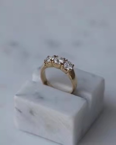 Bagues de fiançailles et d'anniversaire en diamant cultivé en laboratoire à trois pierres en or 14 carats de haute qualité cadeau de bijoux fins - Product Image 3